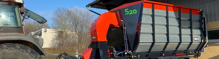Banner-Bild: Ein Traktor ist an einen Anhänger angehängt