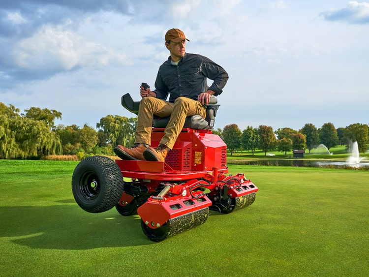 Mann arbeitet auf Toro-GreensPro e1700