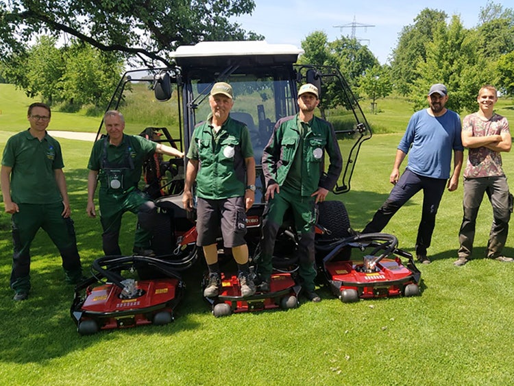Mitglieder des GC Überlingen / Owingen stehen vor Ihrem neuen Toro Groundsmaster 4700