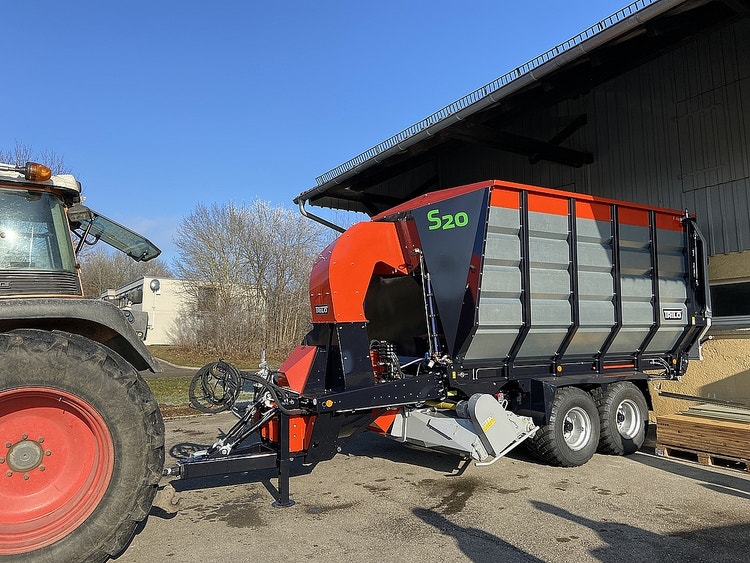 Ein Traktor ist an einen Anhänger angehängt