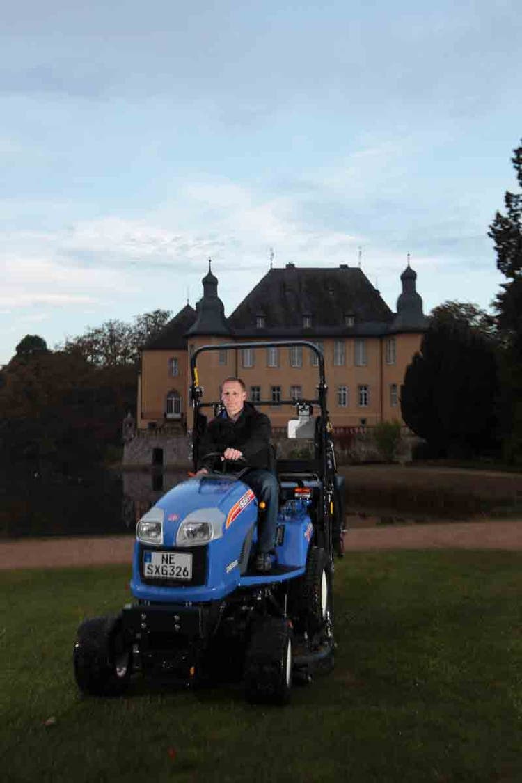 Iseki SXG 3+ fährt auf einer Wiese