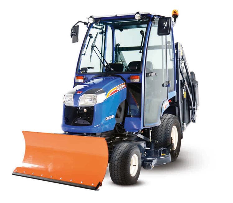 Iseki SXG 3+ von vorne links mit einem Schneepflug