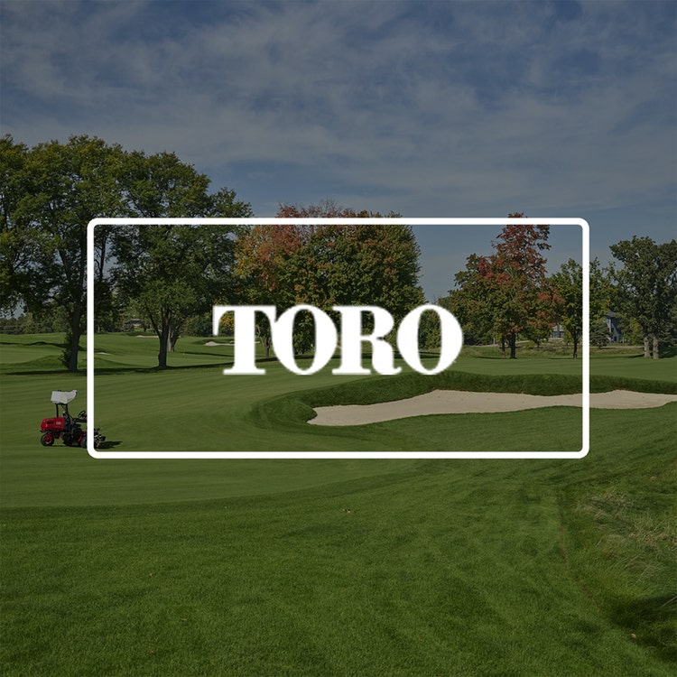 Bild eines Torowagens auf einem Golfplatz mit Logo von Toro drüber.