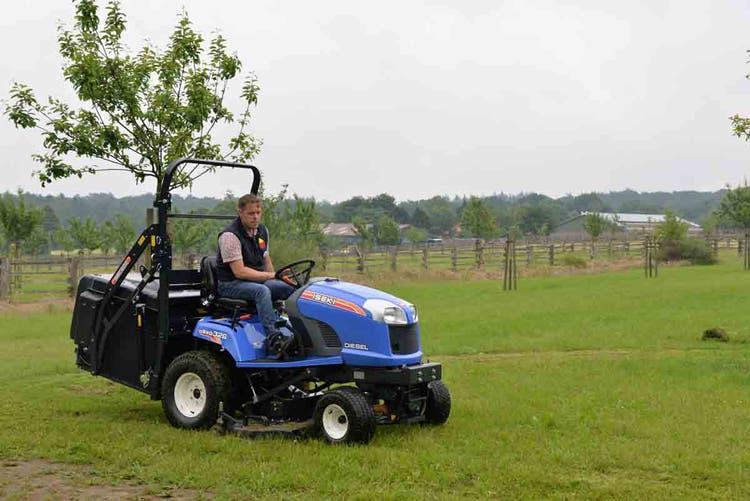 Iseki SXG 3+ fährt über eine Wiese mit Bäumen