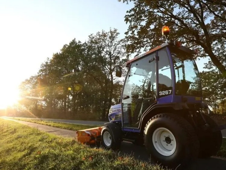 Iseki TM 3267 mit Kehraufsatz fährt auf Weg