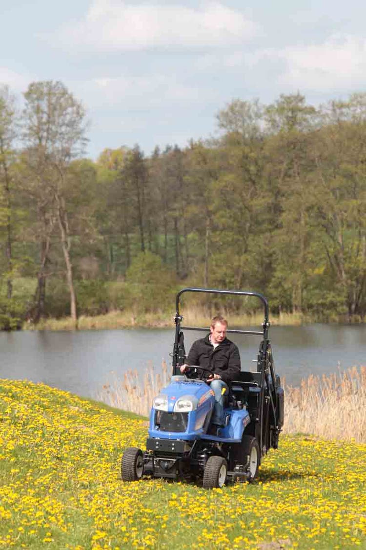 Iseki SXG 3+ wird auf einer Wiese an einem See gefahren