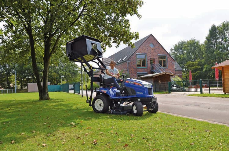 Iseki SXG 3+ in Verwendung unter einem Baum