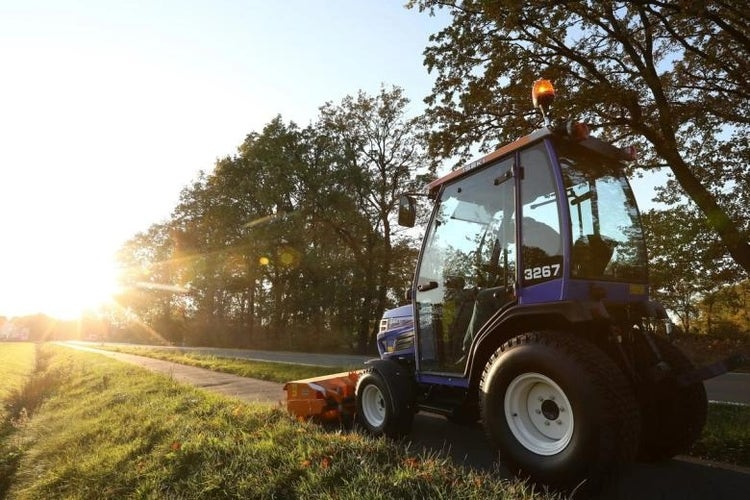 Ein Iseki TM 3207 AHL Traktor fährt auf einem Weg