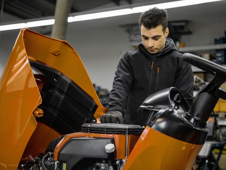 Ein Servicetechniker arbeitet an eine Kommunalmaschine