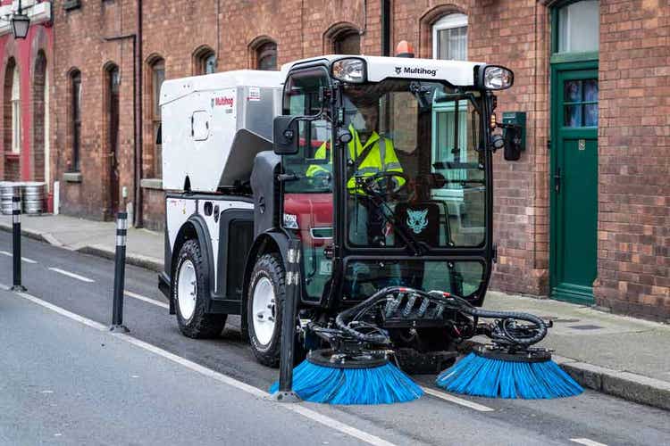 Eine Multihog Kehrmaschine fährt über einen engen Fahradweg