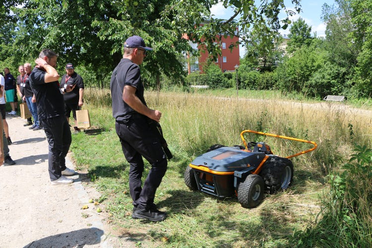 Mähroboter beim Mähen von hohem Gras beim EDER Kommunaltag 2026 in Poing