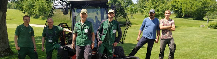 Banner-Bild: Mitglieder des GC Überlingen / Owingen stehen vor Ihrem neuen Toro Groundsmaster 4700