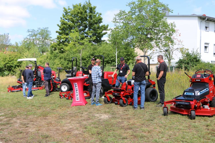 Messebesucher informieren sich über die Toro Maschinen beim EDER Kommunaltag 2026 in Poing