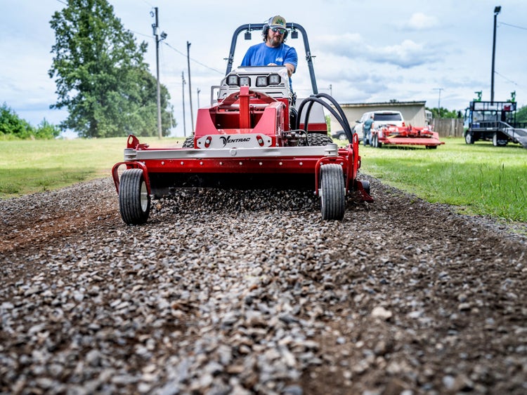 Ventrac auf Schotterweg bei der Arbeit