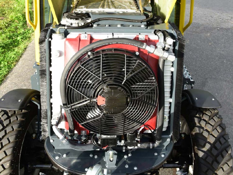 Blick auf den Motor eines Rigitrac SKE 40 e-direct