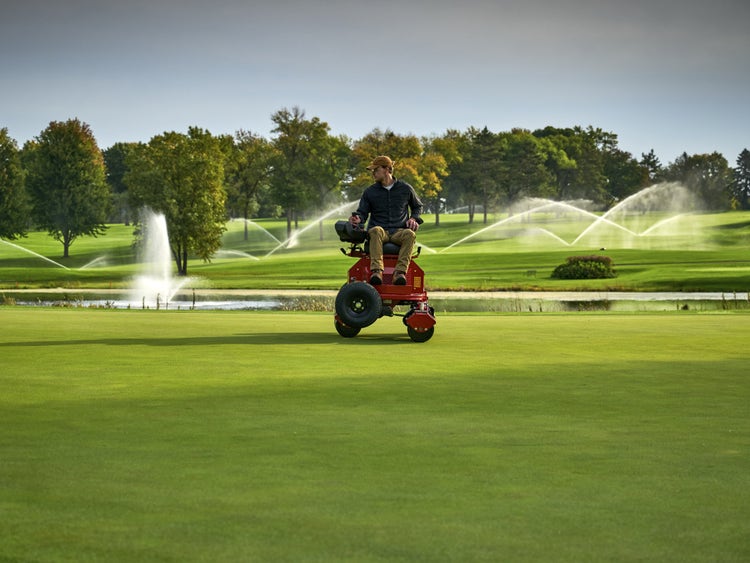 Mann arbeitet auf Golfplatz mit GreensPro e1700