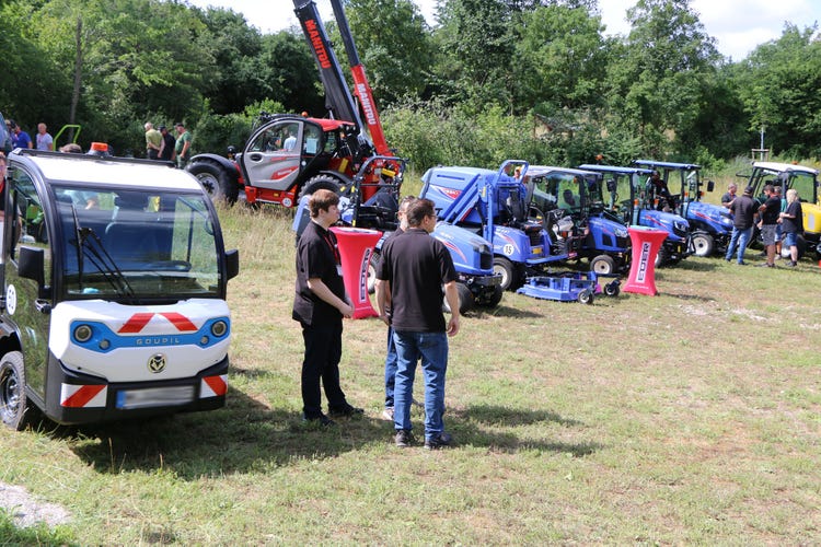 Messebesucher vor Goupil, Iseki und Manitou beim EDER Kommunaltag 2026 in Poing
