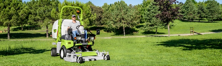 Grillo Frontdeckmäher FD 2200 bei der Arbeit auf einem Rasen