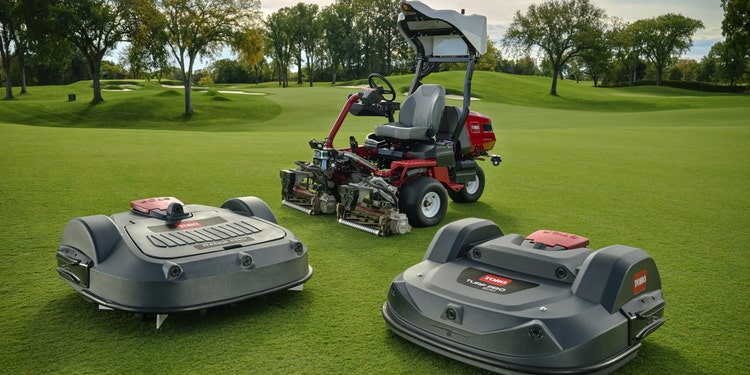 Foto mit autonomen Geräten zur Golfplatzpflege mit Greensmaster und Turf Pro