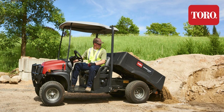 Mann besandet Bunker mit Toro Workman