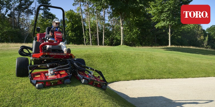 Abbildung: Mann arbeitet mit Toro Greensmaster 3500 im Übergangsbereich auf einem Golfplatz