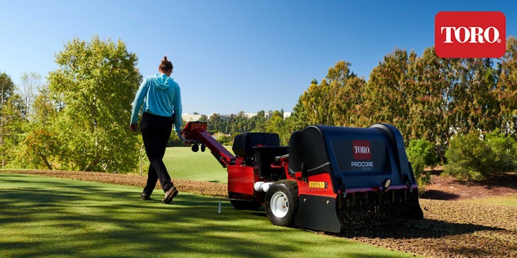 Foto: eine Frau bedient den Toro Aerifizierer ProCore 648 auf einem Golfplatz