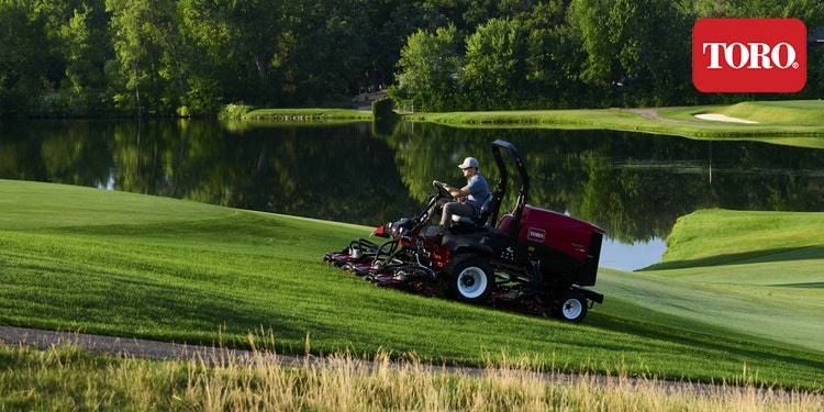 Mann arbeitet mit Toro Groundsmaster an Hang auf Golfplatz