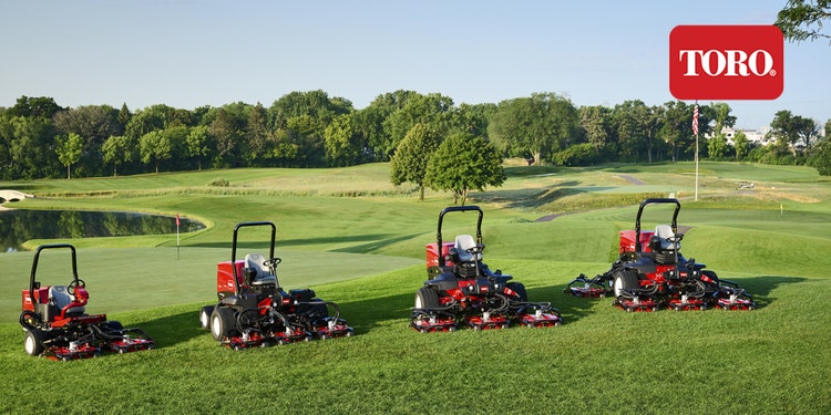 Abbildung: 4 Toro Maschinen zur Grünspflege stehen aufgereiht auf Golfplatz
