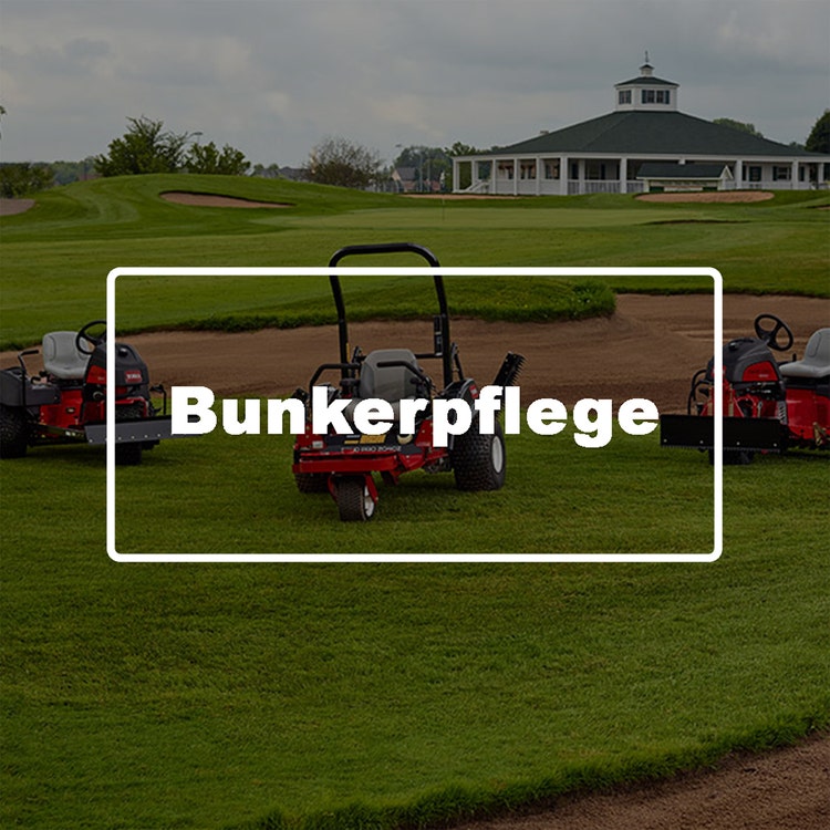 Maschinen von Toro für die Bunkerpflege auf dem Golfplatz und Beschriftung