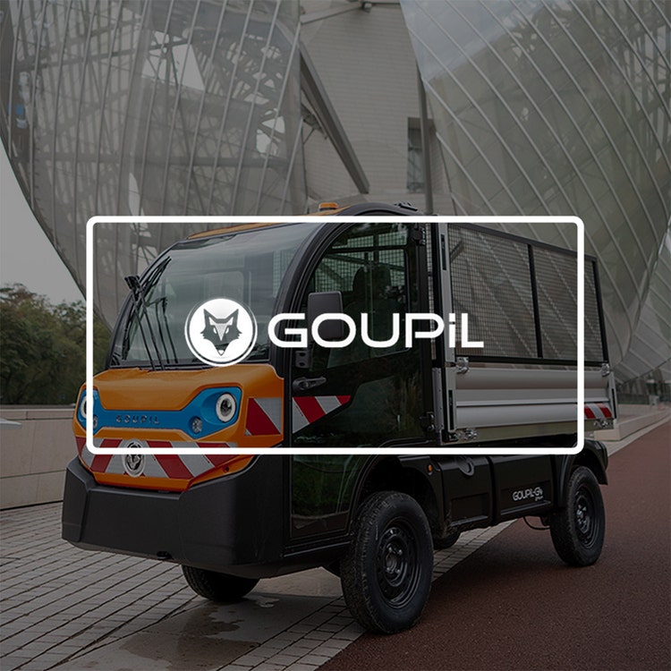 Bild eines elektrischen Nutzfahrzeugs von Goupil, darüber liegt das Logo von Goupil