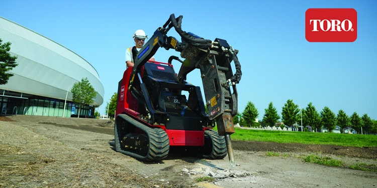 Arbeiter sitzt auf Toro SiteWorks und arbeitet mit Spechtaufsatz