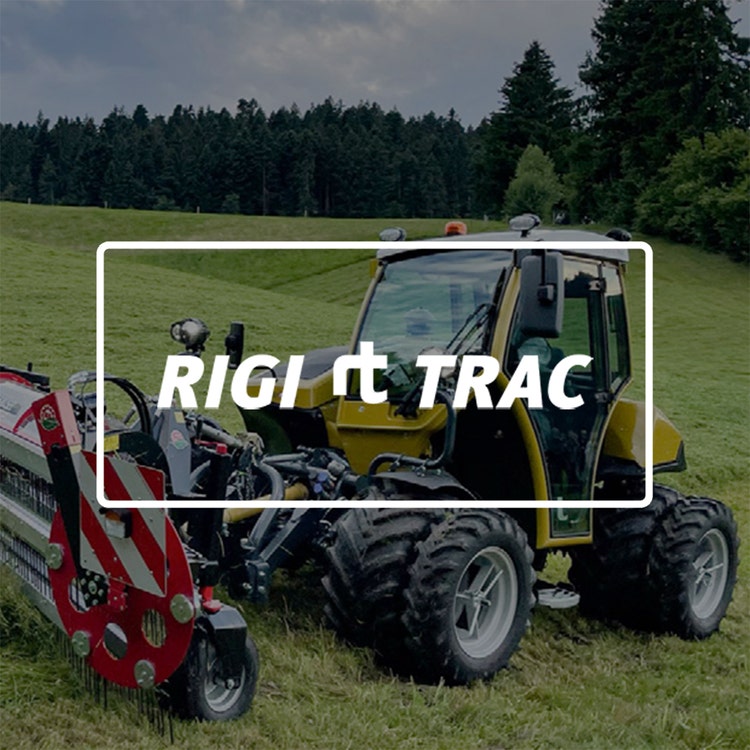 Bild eines Rigitrac beim Mähen, darüber liegt das Rigitrac Logo