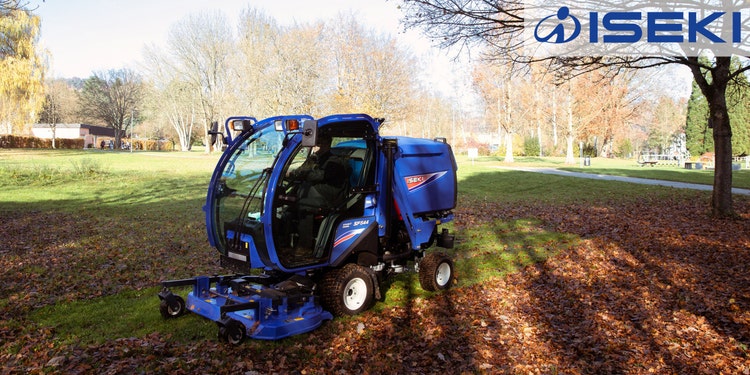 Bild eines ISEKI SF 544 bei der Laubeinsammlung auf Grünfläche