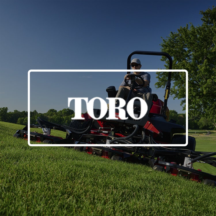Mann fährt auf Toro Groundsmaster 4500 darüber liegt das Toro Logo
