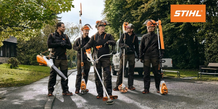 5 Arbeiter stehen auf Straße mit diversen STIHL Arbeitsgeräten und Schutzausrüstung