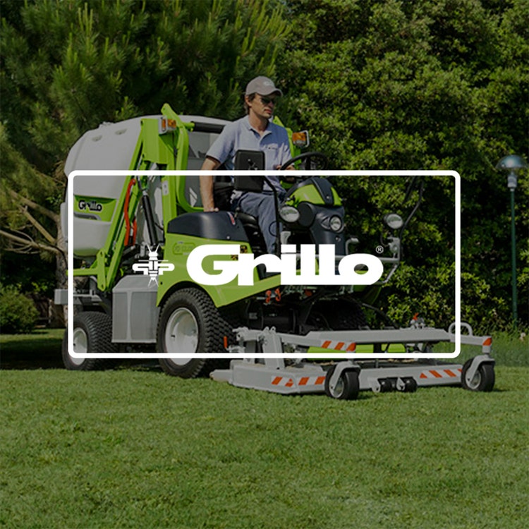 Mann fährt auf Grillo Aufsitzmäher, darüber liegt das Grillo Logo