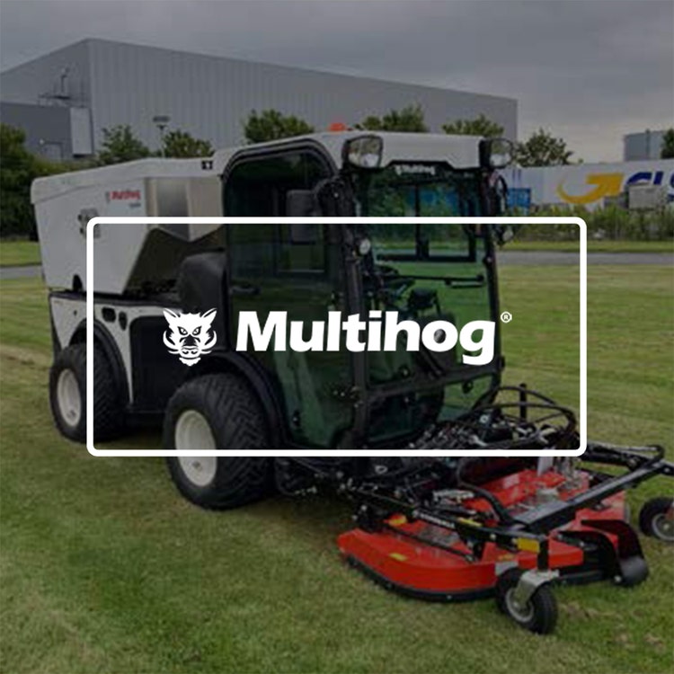Bild eines Multihog Geräteträgers auf einem Parkgelände mit Multihog Logo