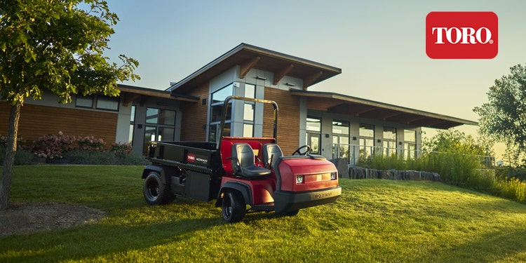 Toro Fahrzeug Workma steht vor Gebäude