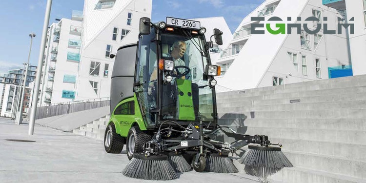 Mann fährt einen Egholm City Ranger 2260 und kehrt Treppenstufen und den Boden.