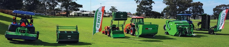 Diverse Anbaugeräte von Peruzzo stehen auf einem Golfplatz