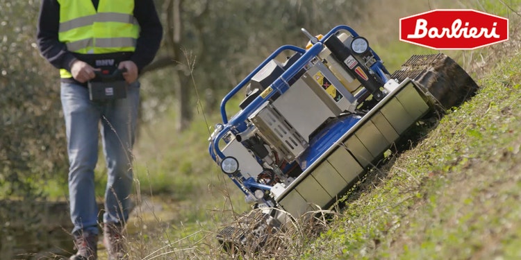 Mann bedient Barbieri Mulcher mit Fernsteuerung