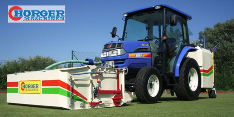 Bild mit einem Iseki Schlepper und zwei Hörger Anbaueräten zur Kunstrasenpflege