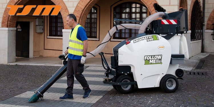 Mann reinigt mit Ariamatic 240 die Straße