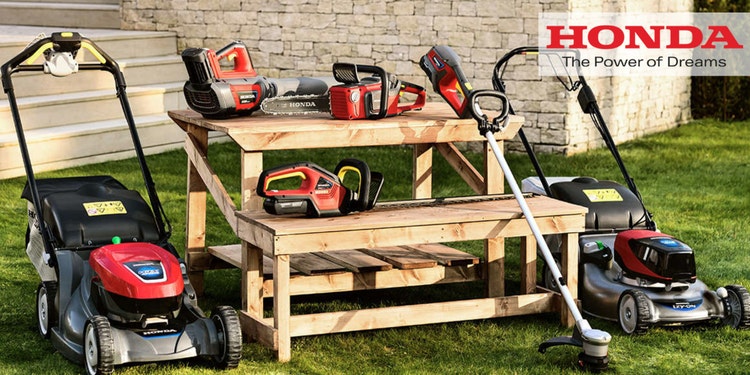 Verschiedene Produkte von Honda Gartentechnik sind ausgestellt auf einem Regal