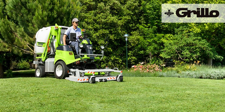 Mann sitzt auf Grillo und mäht Grünfläche