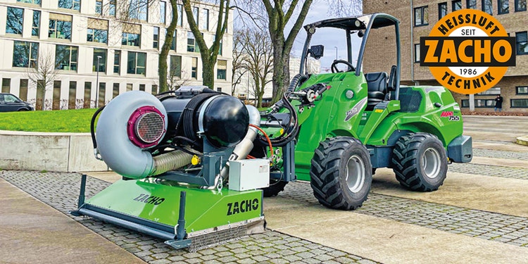 Traktor mit Zacho Anbaugerät zur Wildkrautbeseitigung steht auf einem Stadtplatz