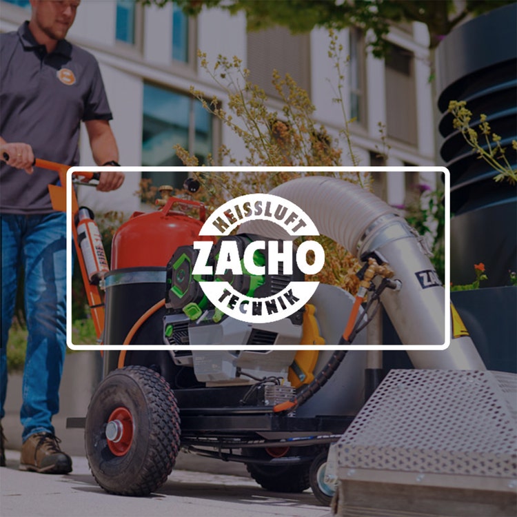 Bild einer Wildkrautbeseitigungsmaschine von Zacho, darüber liegt das Zacho Logo