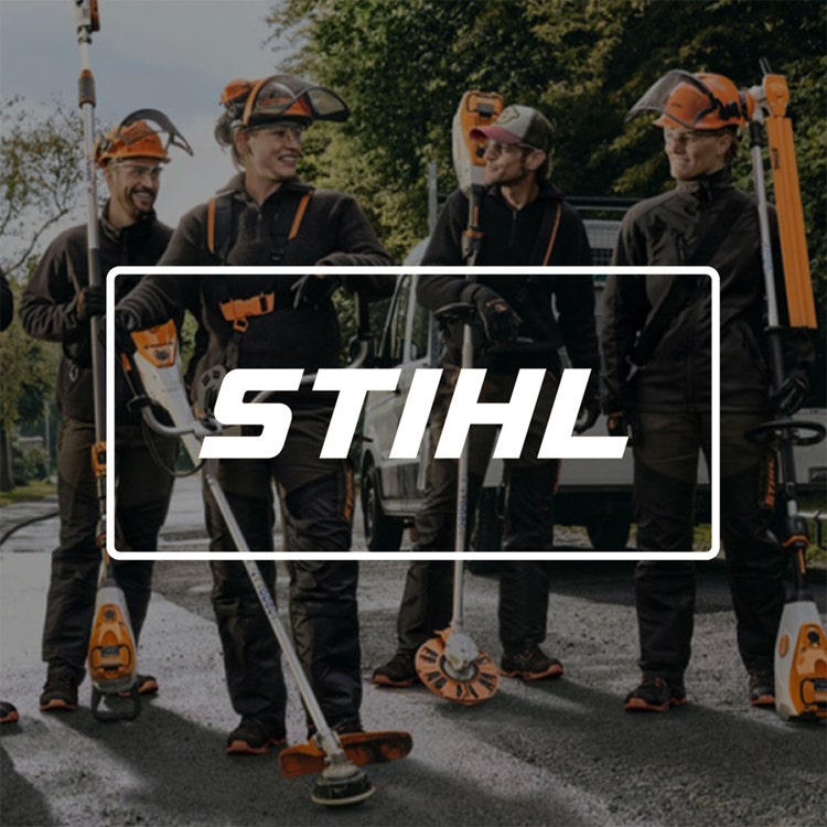 Bild mit vier Arbeitern die mit Stihl Produkten posieren, darüber ist das Stihl Logo
