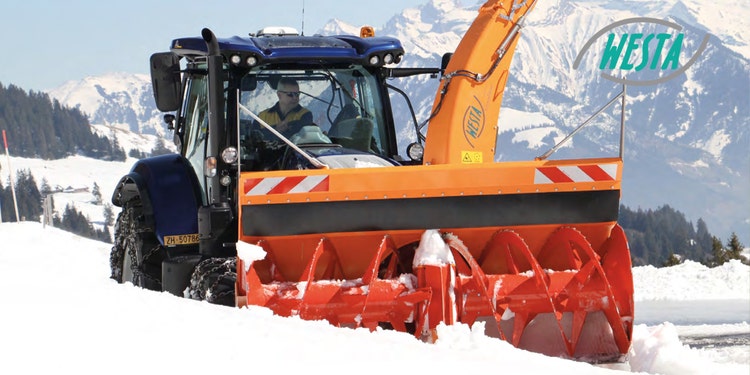 Bild einer großen Schneefräse auf einem Iseki Traktor in den Bergen