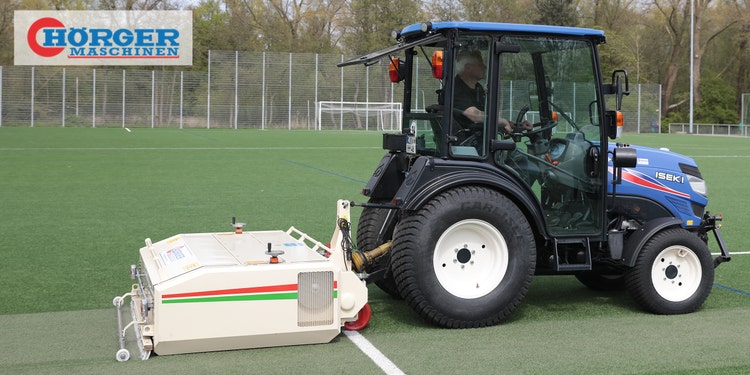 Bild eines Hörger Kunstrasenpflegers auf einem Iseki Schlepper